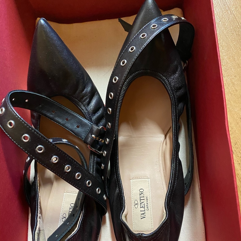 valentino-garavani-love-latch-ballet-flats-black